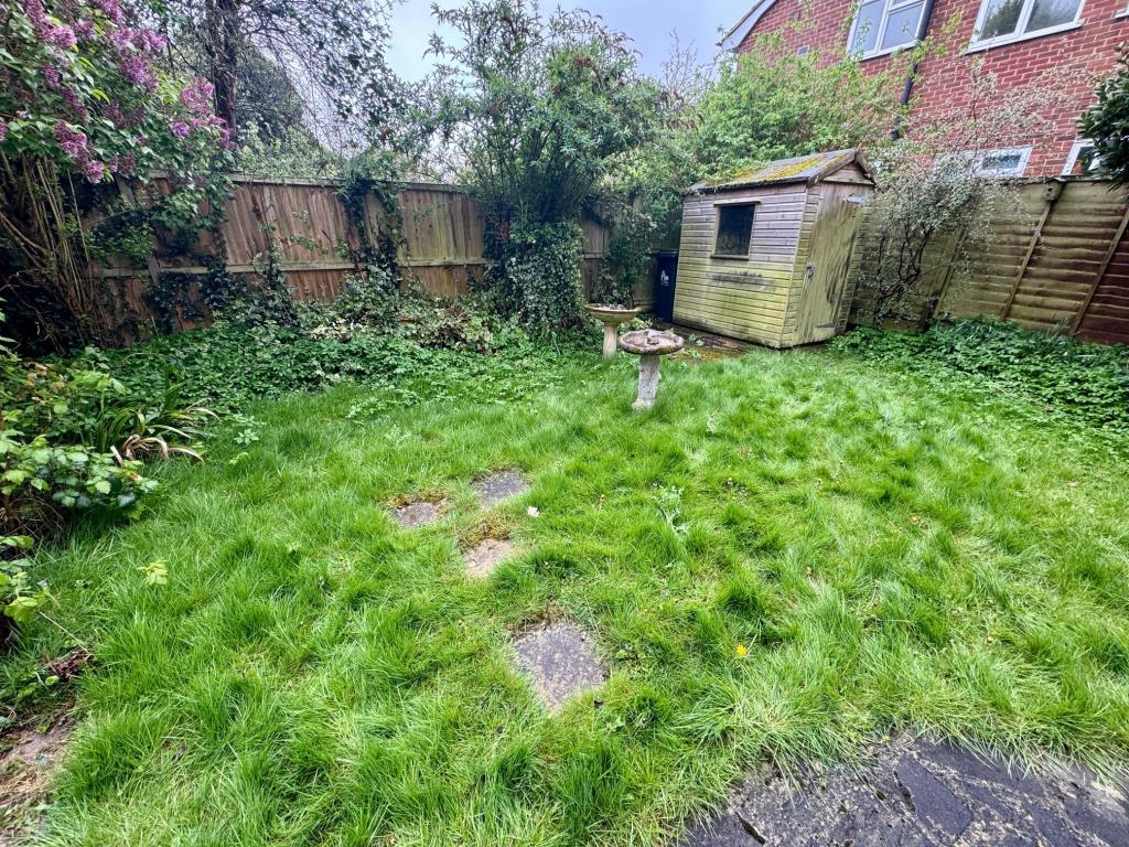 Lot: 164 - GROUND FLOOR TWO-BEDROOM GARDEN FLAT WITH SHARE OF FREEHOLD - Rear garden